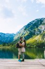 Пара, підтримуючи в гірському озері — стокове фото