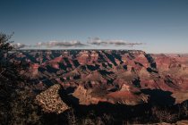 Живописный пейзаж плоских гор против ясного неба — стоковое фото