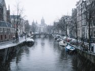Vue sur le canal d'Amsterdam par temps neigeux — Photo de stock