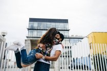 Девушка висит на мужчине и целуется — стоковое фото
