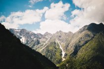 Paisaje idílico de acantilados verdes sobre paisaje nuboso escénico - foto de stock