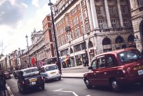 London, Großbritannien - 14. Oktober 2016: Blick auf Autos auf der viel befahrenen Londoner Straße. — Stockfoto