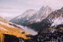 Lago de montaña entre crestas - foto de stock