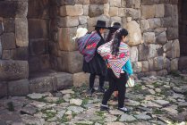 AYACUCHO, PÉROU - 30 DÉCEMBRE 2016 : Vue de dos d'un groupe de femmes marchant dans des ruines antiques — Photo de stock