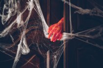 Artificial mão sangrenta saindo do guarda-roupa na teia de aranha
. — Fotografia de Stock