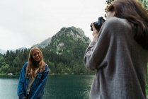 Женщины с камерой в горах — стоковое фото