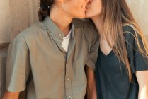 Обрезание изображения молодой пары поцелуев — стоковое фото