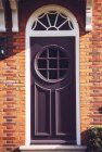 Violette Tür mit rundem Fenster — Stockfoto