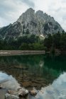 Lago con reflejo pico de montaña - foto de stock