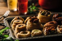Stillleben syrischer Desserts auf Teller und Teegläser. — Stockfoto