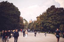 LONDRES, ROYAUME-UNI - 14 OCTOBRE 2016 : Des piétons marchent dans l'allée du parc — Photo de stock