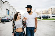 Paar prallt mit Fäusten auf Straße zusammen — Stockfoto