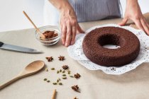 Cook preparing chocolate cake — Stock Photo