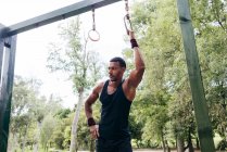 М'язистий чоловік на спортивному подвір'ї в парку — стокове фото