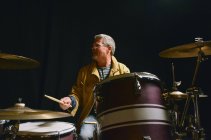 Fröhlicher Schlagzeuger spielt auf der Bühne — Stockfoto