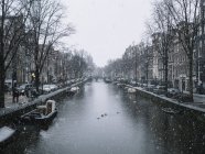 Vista para a cena do canal da cidade no dia nevado — Fotografia de Stock