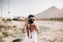 Татуйована жінка робить фотографії на відкритому повітрі — стокове фото