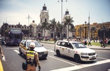 LIMA, PERÚ - 26 DE DICIEMBRE DE 2016: vista trasera del policía deteniendo el coche en la Plaza Principal - foto de stock