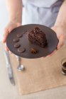 Cozinhe placa de retenção com bolo — Fotografia de Stock