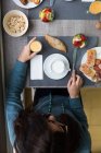 Вид зверху на дівчину сніданок за столиком кафе — стокове фото