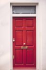 Вид на яскраві червоні вхідні двері — стокове фото