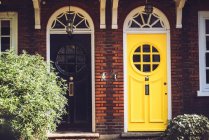 Черные и желтые винтажные двери — стоковое фото