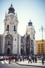 LIMA, PERÚ - 26 DE DICIEMBRE DE 2016: Exterior de la Catedral en la plaza principal - foto de stock
