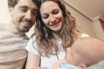 Felice giovane coppia guardando il figlio appena nato — Foto stock