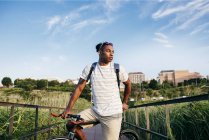 Mann posiert mit Fahrrad — Stockfoto
