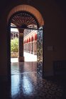 Blick auf sonnenbeschienenen Bogengang durch Tür gesehen — Stockfoto