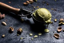 Ainda vida de colher com bola de sorvete de pistache — Fotografia de Stock