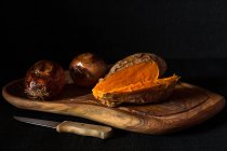 Запечённый лук и сладкий картофель — стоковое фото