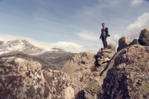 Mann auf dem Gipfel des Berges genießt den Wind an einem sonnigen Wintertag — Stockfoto