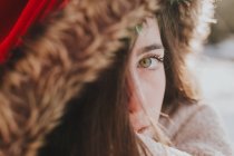 Портрет дівчини в зимовому капюшоні чуттєво дивиться на камеру — стокове фото