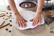 Cocinar preparar pastel de chocolate - foto de stock