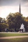 Queen Victoria statue in park on sunny day — Stock Photo