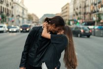 Портрет молодої пари стильний цілуватися і, обнявши на дороги міста. — стокове фото