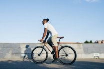 Чёрный человек на велосипеде — стоковое фото
