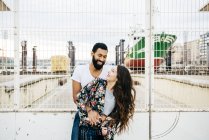 Paar umarmt sich in der Nähe von Kaianlagen — Stockfoto
