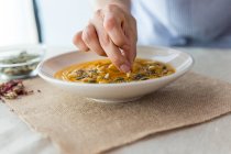 Кухаря прикрашають вершковим супом з насінням . — стокове фото