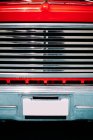 Повнокадровий знімок хромованої сітки старовинного автомобіля та копіювання номерного знака автомобіля — стокове фото