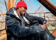 Молодой чернокожий мужчина с помощью телефона — стоковое фото