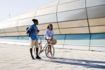 Paar zu Fuß mit Fahrrad — Stockfoto