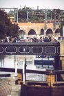 Camden town, london, uk - oktober 14, 2016: altes hölzernes tor für wasserregulierung im kanal. — Stockfoto
