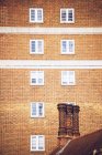 Vue extérieure du bloc de briques des appartements et de la cheminée — Photo de stock