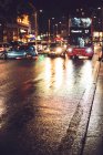 Вид автомобилей, движущихся к камере на ночной улице — стоковое фото