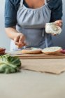 Cucini la salsa di diffusione su panino — Foto stock