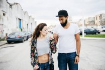 Paar prallt mit Fäusten auf Straße zusammen — Stockfoto