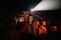 Donna con trucco in posa nella sala del cinema — Foto stock