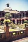 Exterior de patio y fuente del Convento de Santo Domingo en Lima, Perú
. - foto de stock
